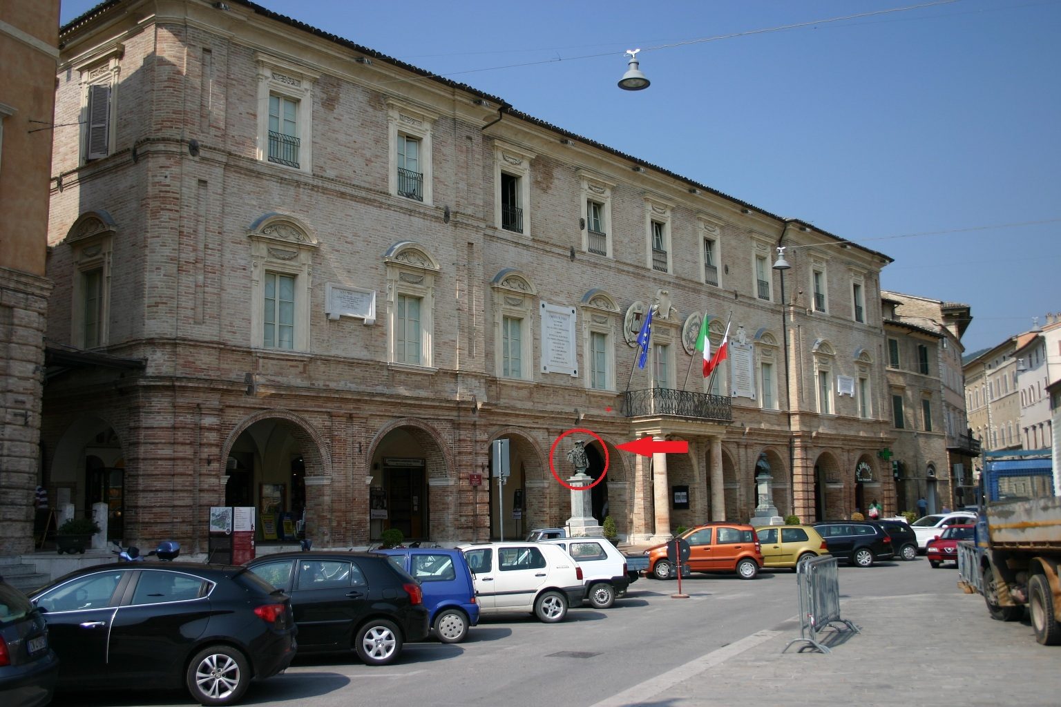 Bartolomeo Eustachi's monument, San Severino Marche, Italy - 01.JPG